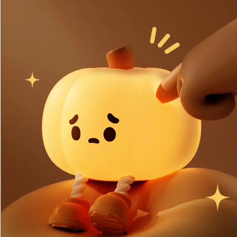 Un dedo tocando la Pumpkin Lume encendida para subirle el brillo