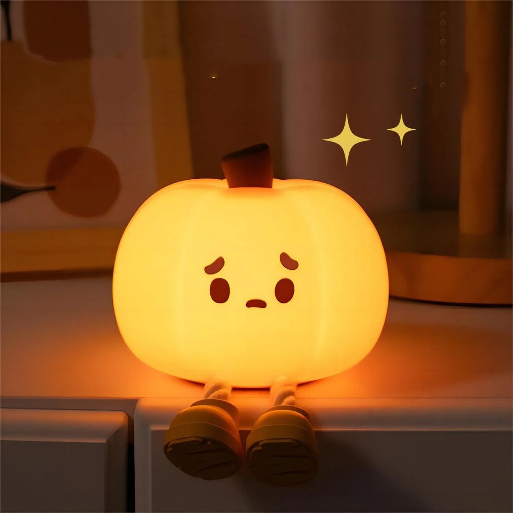 La Pumpkin Lume encendida en la penumbra, sentada en el borde de un mueble