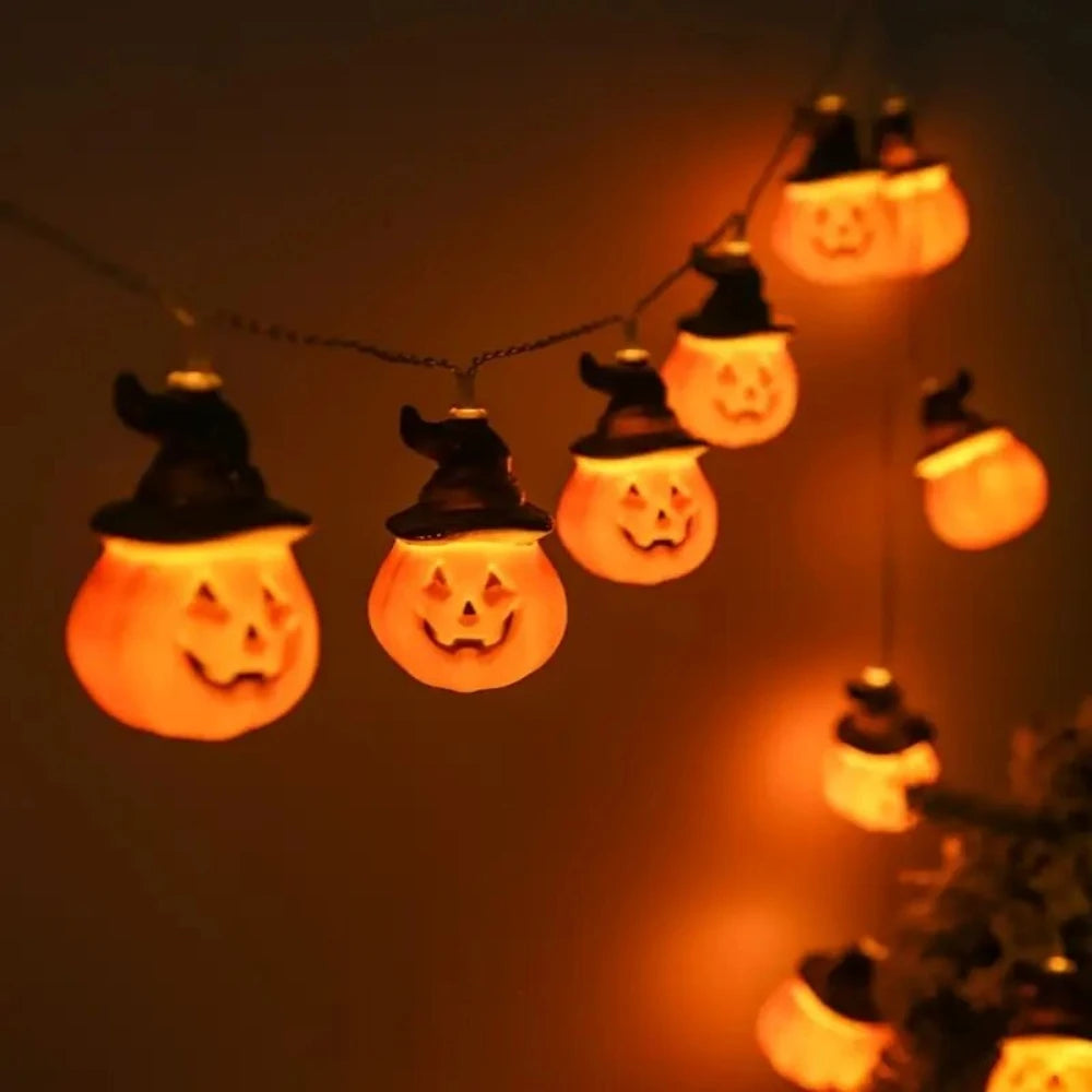 La guirnalda Pumpkin Glow encendida en la oscuridad, con las diez calabazas en fila