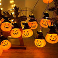 Primer plano de las calabazas con sombrero de bruja de la Pumpkin Glow, encendidas con luz cálida