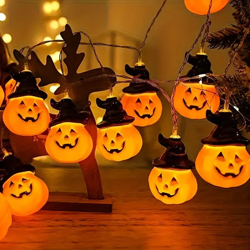 Primer plano de las calabazas con sombrero de bruja de la Pumpkin Glow, encendidas con luz cálida