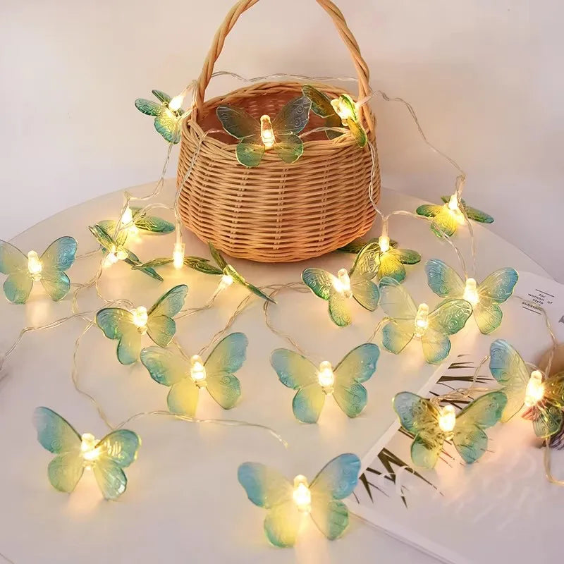 Mariposas verdes iluminadas alrededor de una cesta de mimbre sobre una mesa blanca