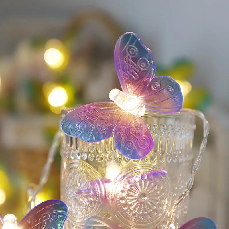 Primer plano de una mariposa morada iluminada apoyada en un vaso de cristal