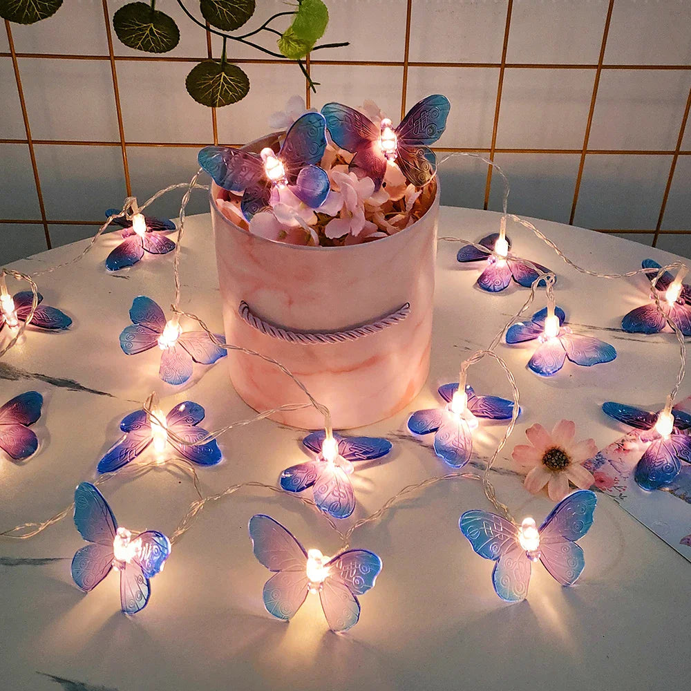 Guirnalda de mariposas moradas rodeando un tiesto rosa con flores secas