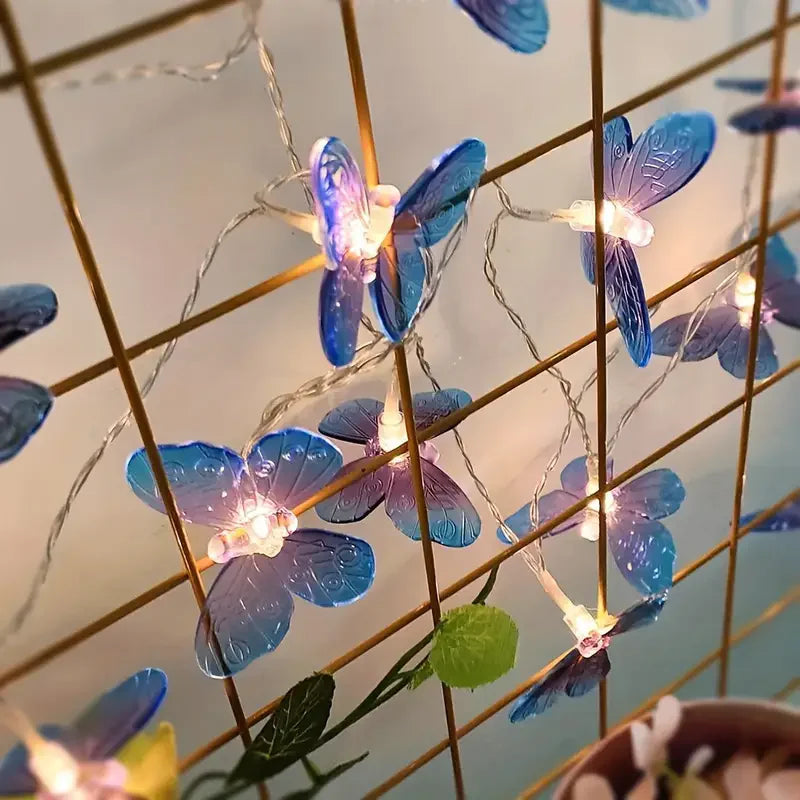 Mariposas moradas colgadas de una reja dorada en la pared