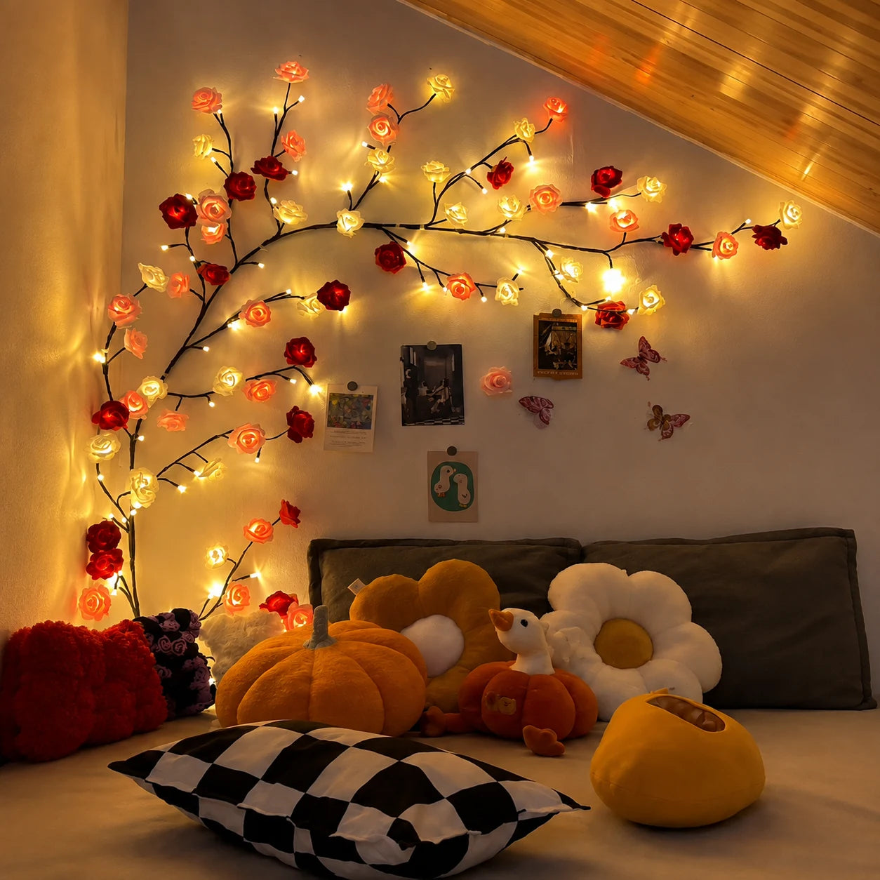 Amore Lights subiendo por la pared de un dormitorio abuhardillado, encendida sobre una cama con cojines