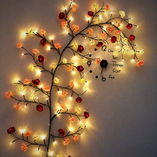 Guirnalda Amore Lights encendida en una pared, con sus rosas rojas, crema y empolvadas