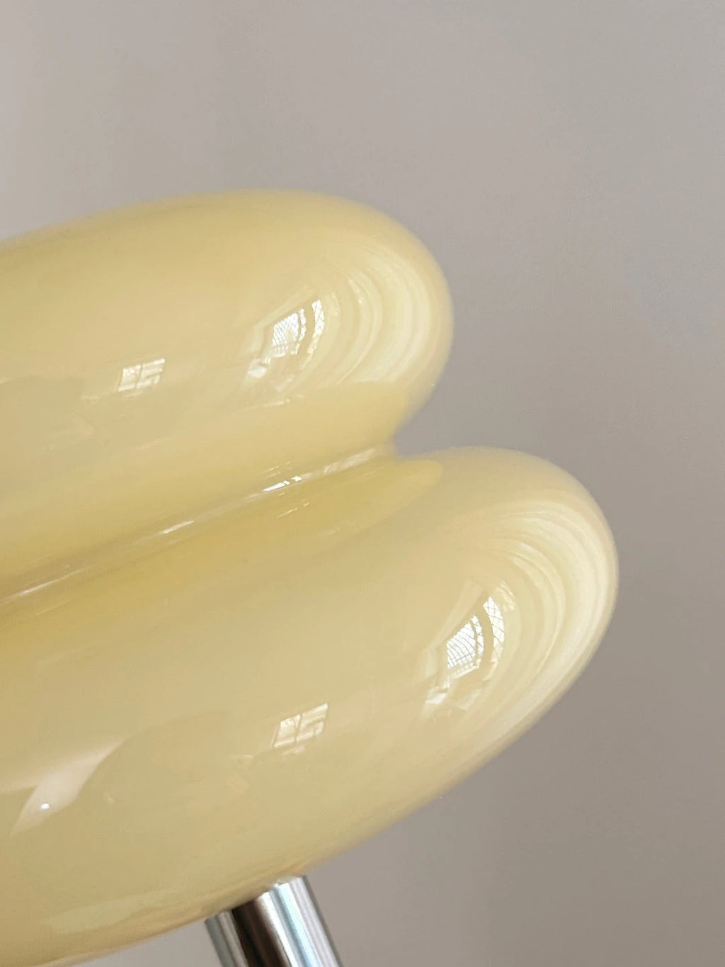 Detalle del cristal beige de la Lumi Cloud y de sus dos cúpulas