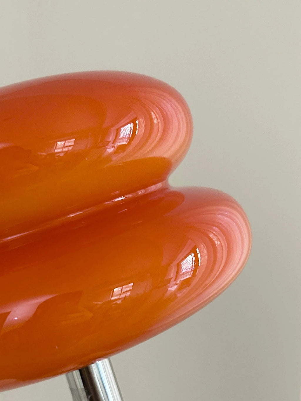 Detalle del cristal naranja de la Lumi Cloud y de sus dos cúpulas