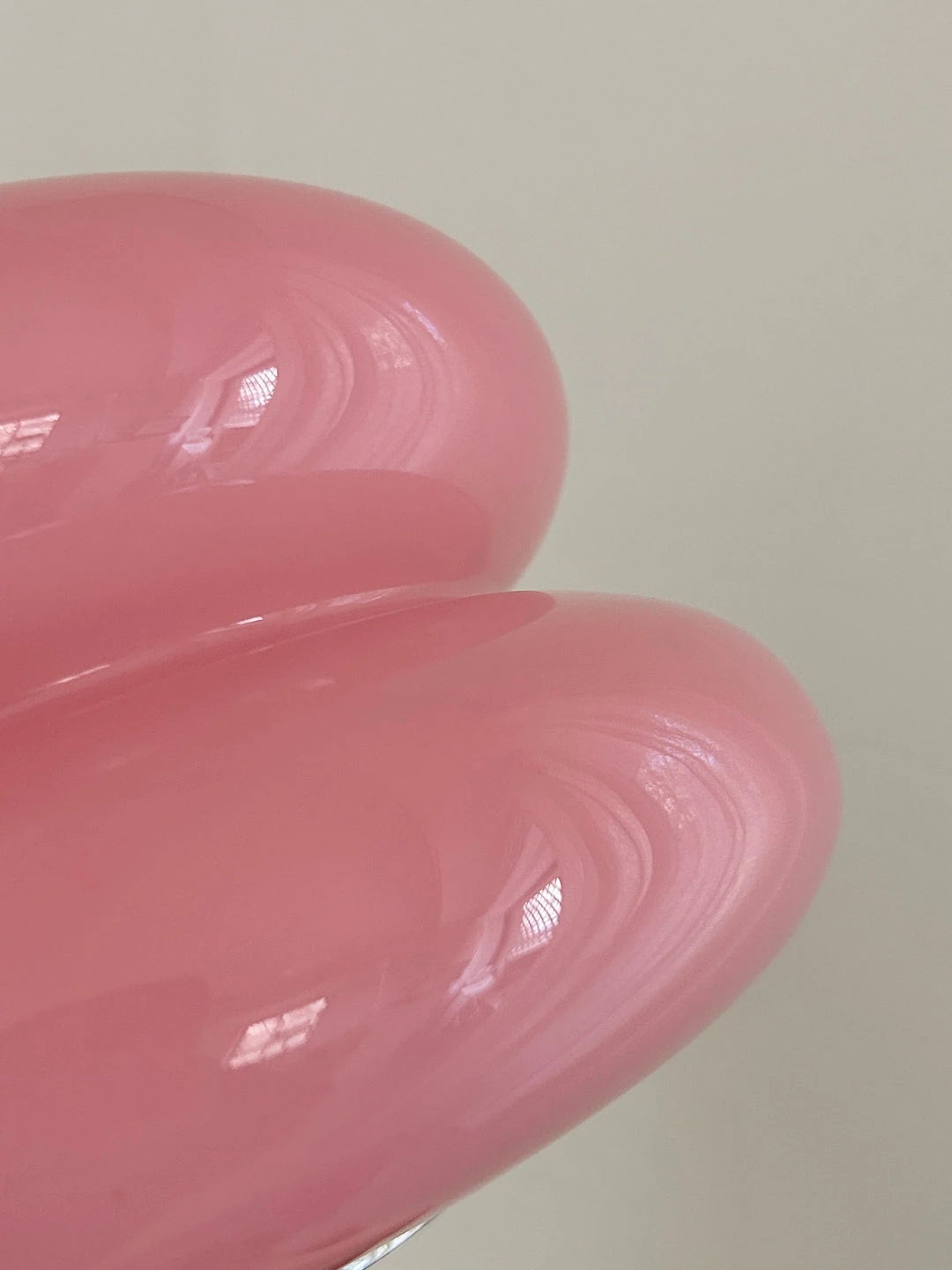 Detalle del cristal rosa de la Lumi Cloud y de sus dos cúpulas