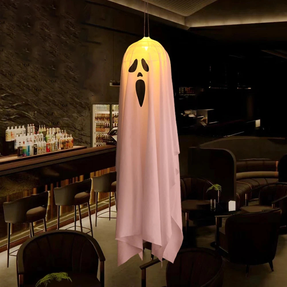 El fantasma colgando del techo en una sala a oscuras, brillando desde dentro