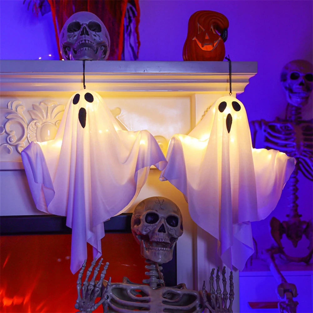 Dos Ghost Glow colgados juntos de una repisa, con luz morada al fondo