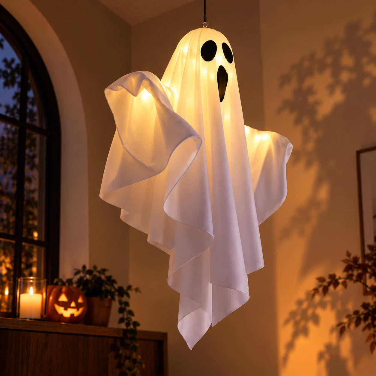 El Ghost Lights encendido en un rincón de casa, con su sombra en la pared