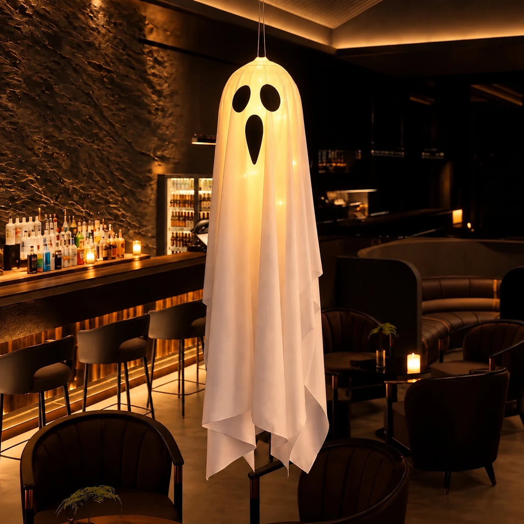 El Ghost Lights colgado en un local a oscuras, brillando desde dentro
