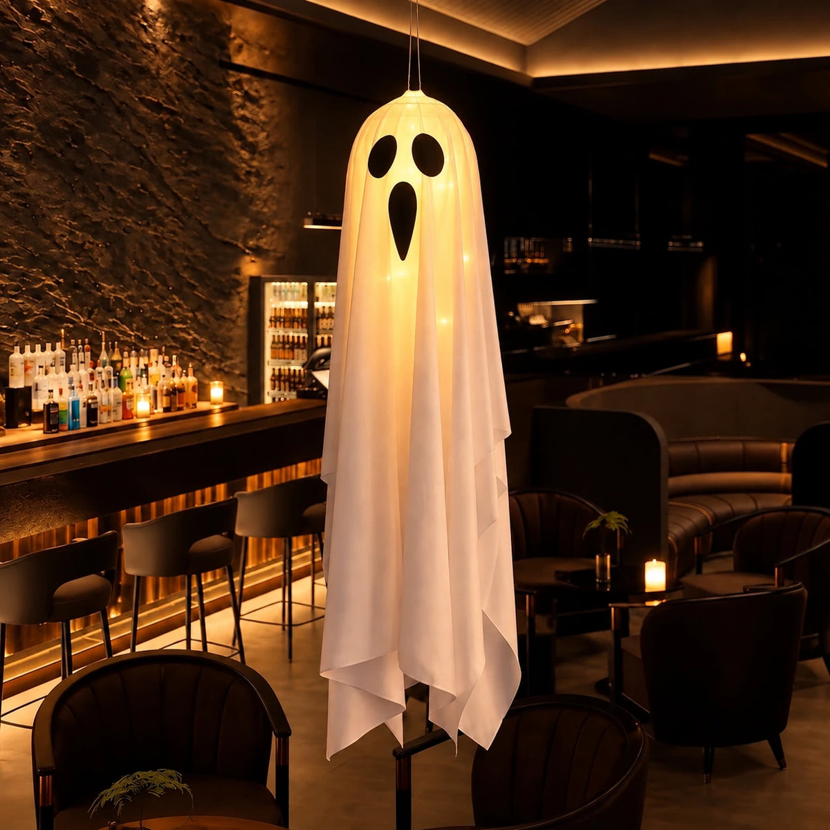 El Ghost Lights colgado en un local a oscuras, brillando desde dentro
