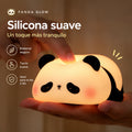 El Panda Glow tumbado en la palma de la mano, encendiéndose con una palmadita