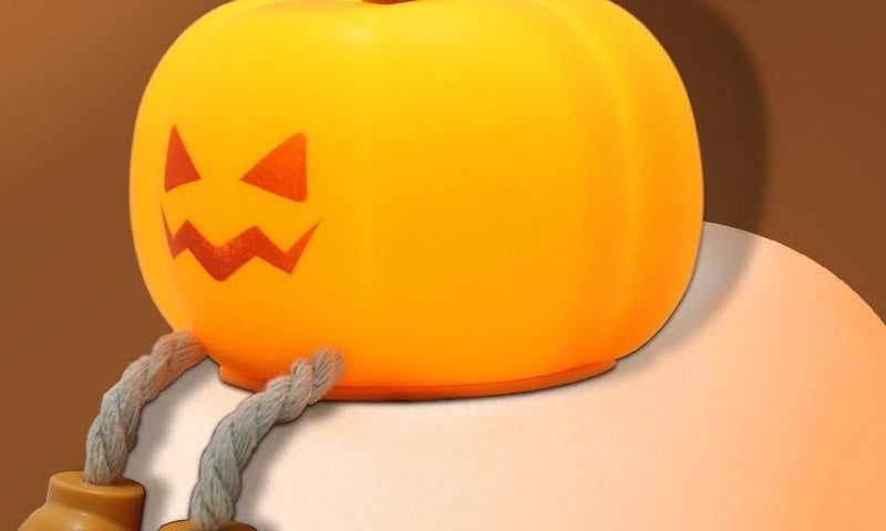 La Pumpkin Lume con la cara traviesa: la sonrisa tallada de calabaza de Halloween, encendida