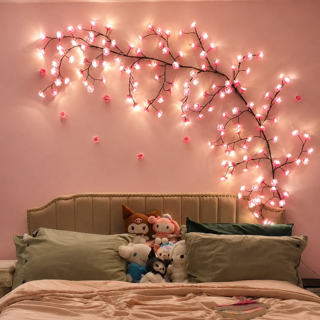 Sakura Blossom Lights encendida sobre el cabecero de una cama, con la pared en rosa empolvado