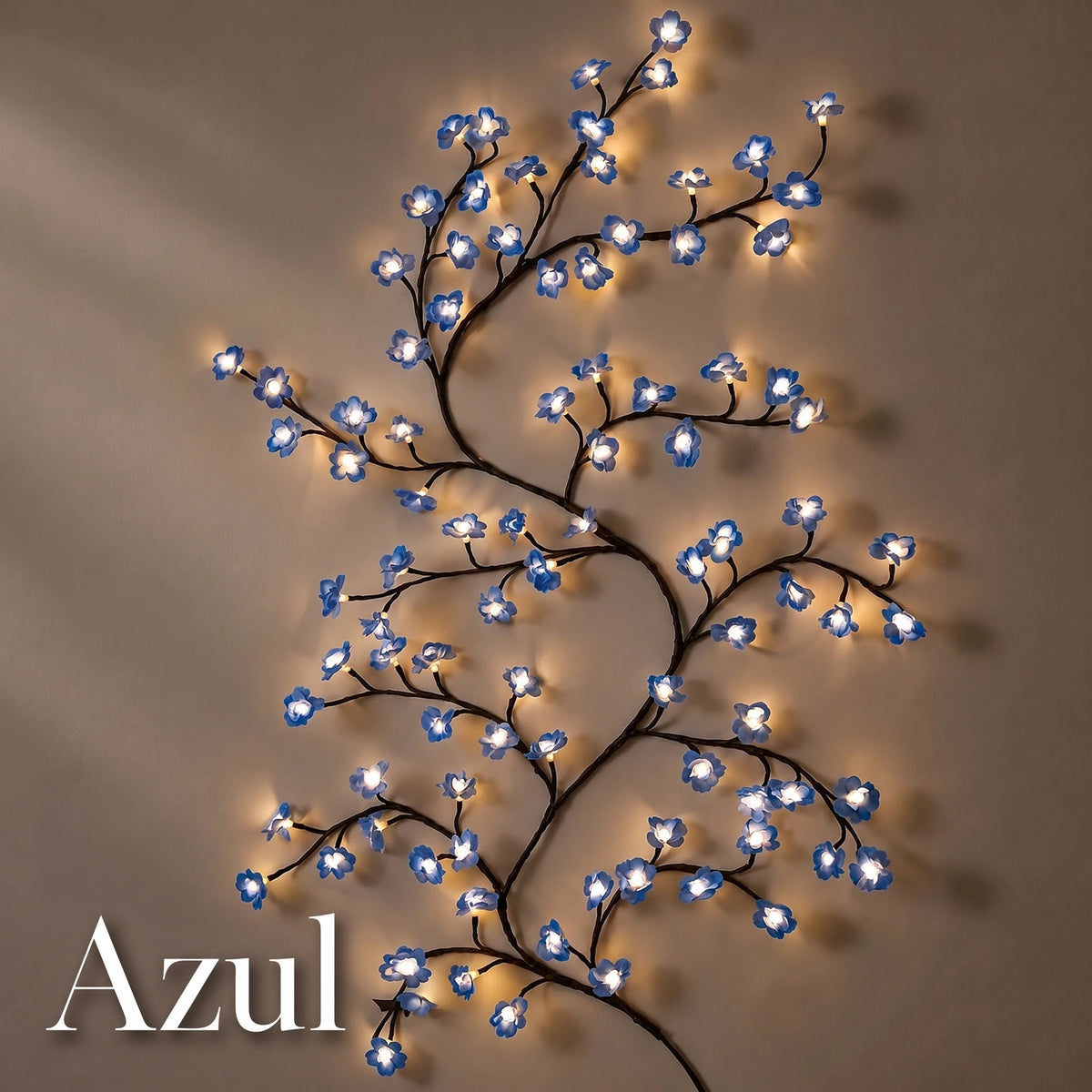 Guirnalda Sakura en color Azul, con las flores azules y la luz cálida, sobre una pared en penumbra