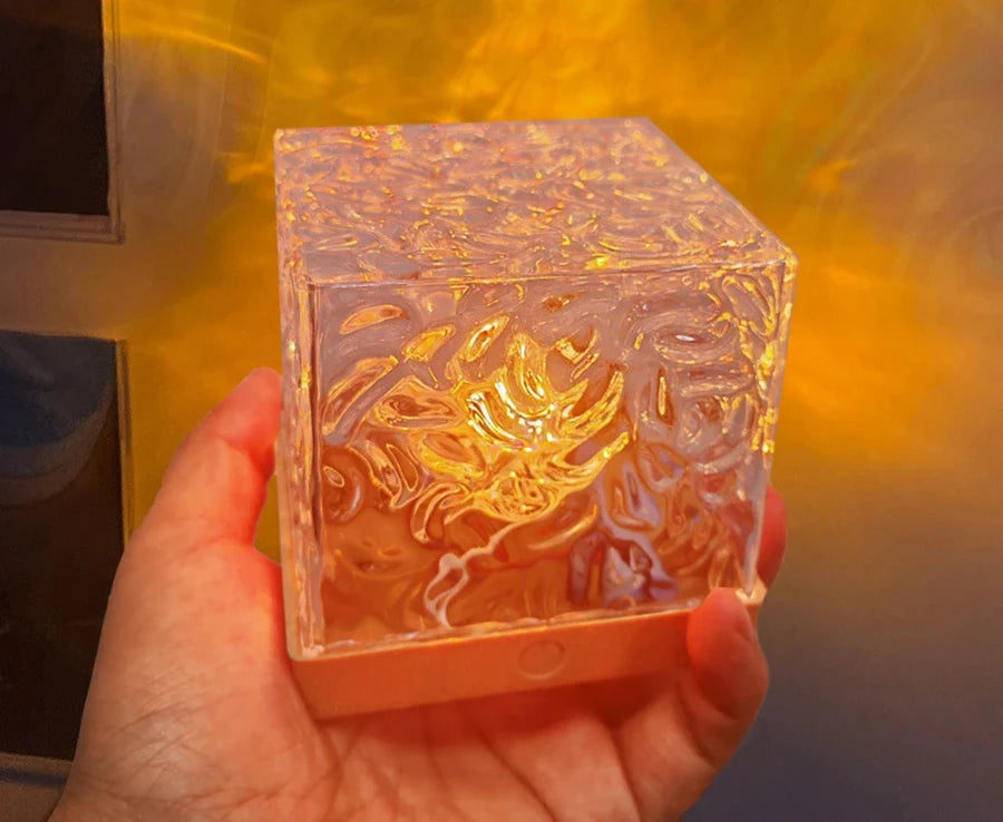 Cubo Wave Lume sostenido en una mano, para ver su tamaño real